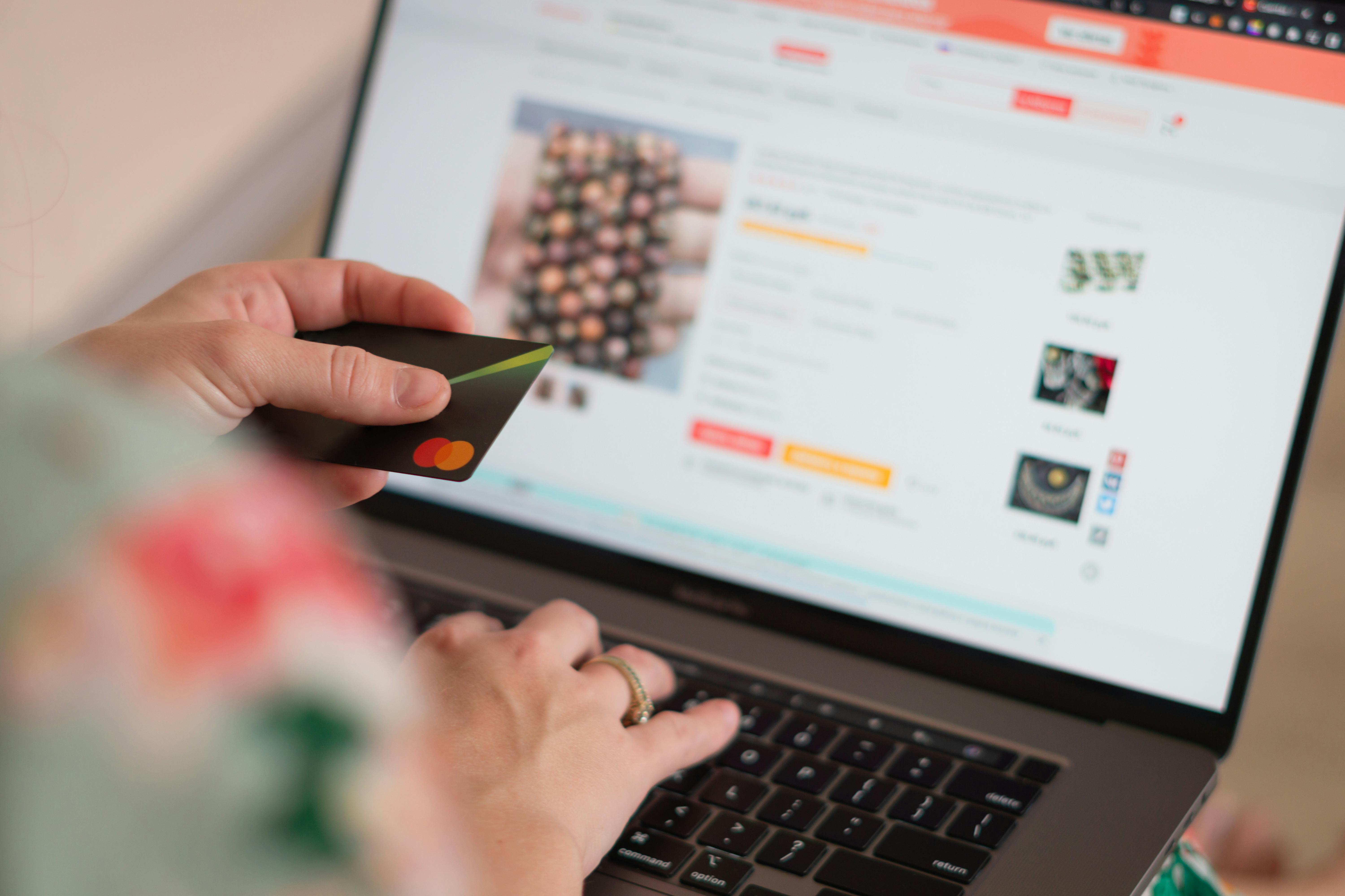 Kundin bezahlt im Onlineshop in Deutschland mit Karte